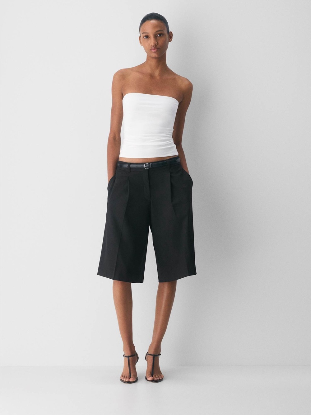 Aritzia Casual Contour Hi-Hip Tube Top
Cotton-soft tube top in white, medium - Picture 2 of 7